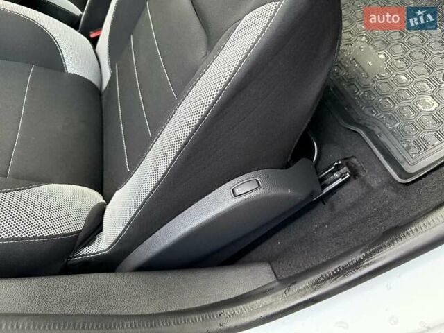 Рено Сандеро СтепВей 2021 у Запоріжжя на Automoto.ua Білий Рено Сандеро СтепВей, об'ємом двигуна 0.9 л та пробігом 110 тис. км за 10699 $, фото 23 на Automoto.ua