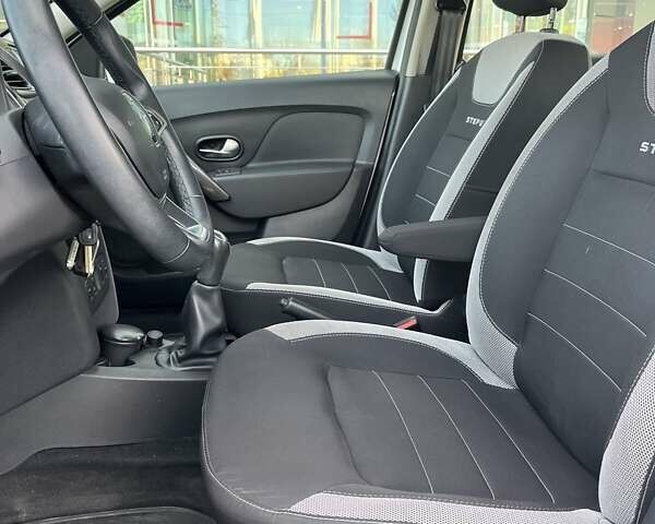 Білий Рено Сандеро СтепВей, об'ємом двигуна 0.9 л та пробігом 79 тис. км за 8164 $, фото 16 на Automoto.ua