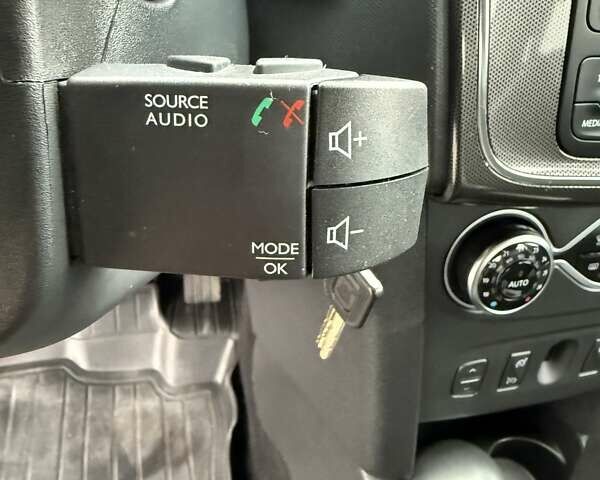 Белый Рено Сандеро СтэпВэй, объемом двигателя 0.9 л и пробегом 84 тыс. км за 9900 $, фото 32 на Automoto.ua