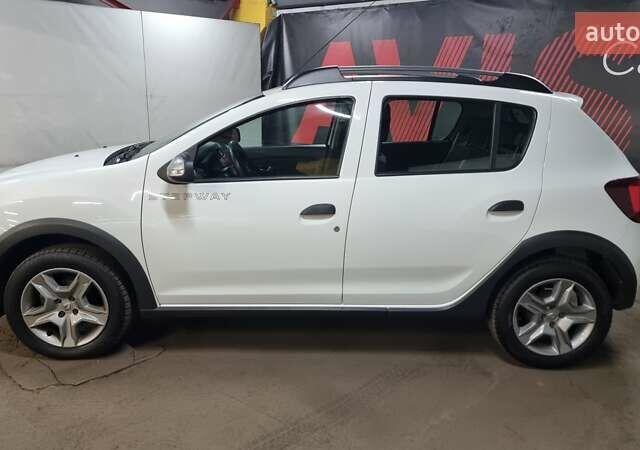 Белый Рено Сандеро СтэпВэй, объемом двигателя 0.9 л и пробегом 83 тыс. км за 8500 $, фото 2 на Automoto.ua