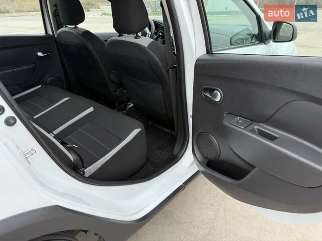 Белый Рено Сандеро СтэпВэй, объемом двигателя 0.9 л и пробегом 84 тыс. км за 9900 $, фото 11 на Automoto.ua