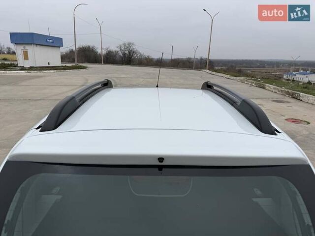 Белый Рено Сандеро СтэпВэй, объемом двигателя 0.9 л и пробегом 84 тыс. км за 9900 $, фото 4 на Automoto.ua