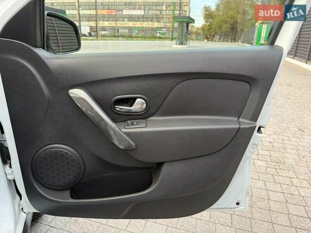 Рено Сандеро СтепВей 2021 у Запоріжжя на Automoto.ua Білий Рено Сандеро СтепВей, об'ємом двигуна 0.9 л та пробігом 110 тис. км за 10699 $, фото 10 на Automoto.ua