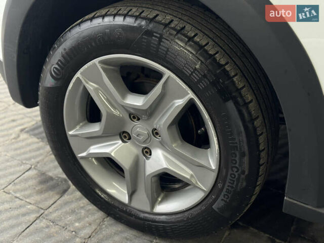 Белый Рено Сандеро СтэпВэй, объемом двигателя 0.9 л и пробегом 99 тыс. км за 8999 $, фото 22 на Automoto.ua