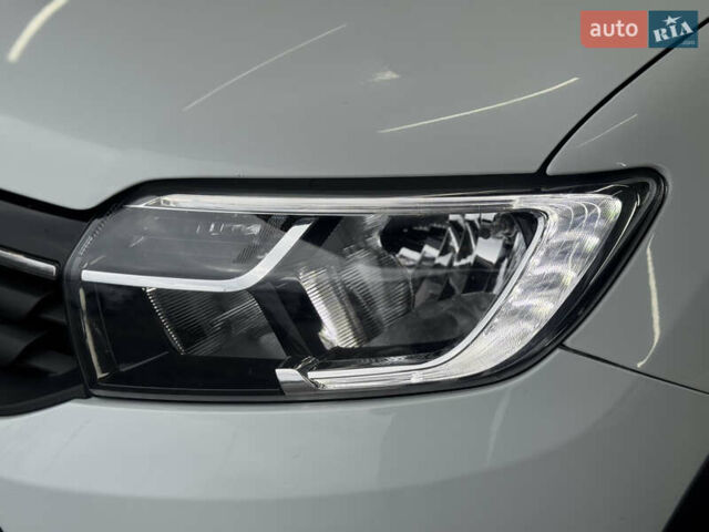 Белый Рено Сандеро СтэпВэй, объемом двигателя 0.9 л и пробегом 99 тыс. км за 8999 $, фото 3 на Automoto.ua