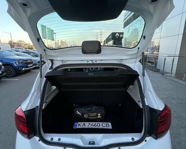 Білий Рено Сандеро СтепВей, об'ємом двигуна 0.9 л та пробігом 77 тис. км за 7974 $, фото 13 на Automoto.ua