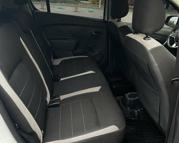 Белый Рено Сандеро СтэпВэй, объемом двигателя 1.46 л и пробегом 66 тыс. км за 12300 $, фото 19 на Automoto.ua