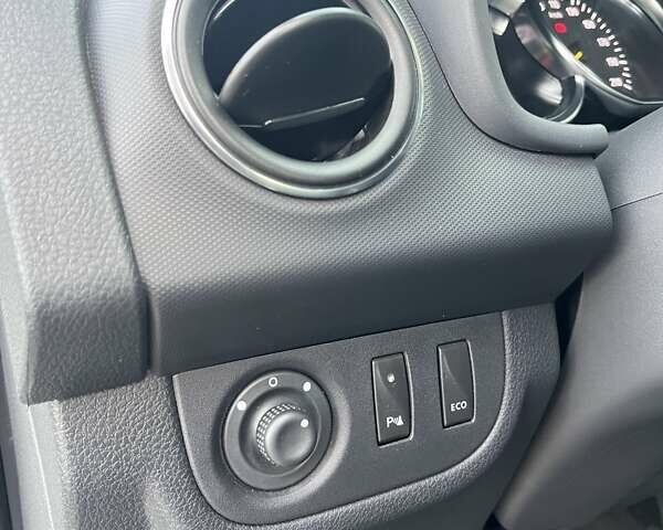 Білий Рено Сандеро СтепВей, об'ємом двигуна 0.9 л та пробігом 79 тис. км за 8164 $, фото 17 на Automoto.ua