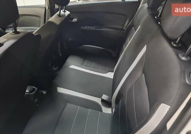 Белый Рено Сандеро СтэпВэй, объемом двигателя 0.9 л и пробегом 83 тыс. км за 8500 $, фото 6 на Automoto.ua