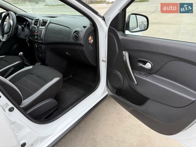 Белый Рено Сандеро СтэпВэй, объемом двигателя 0.9 л и пробегом 84 тыс. км за 9900 $, фото 13 на Automoto.ua