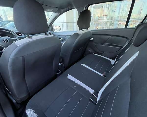 Білий Рено Сандеро СтепВей, об'ємом двигуна 0.9 л та пробігом 77 тис. км за 7974 $, фото 12 на Automoto.ua