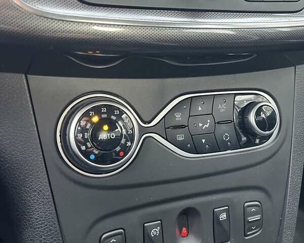 Білий Рено Сандеро СтепВей, об'ємом двигуна 0.9 л та пробігом 79 тис. км за 8164 $, фото 18 на Automoto.ua