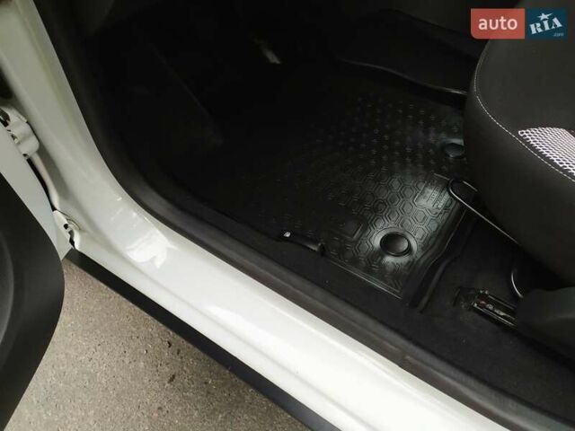 Белый Рено Сандеро СтэпВэй, объемом двигателя 1.46 л и пробегом 135 тыс. км за 12350 $, фото 21 на Automoto.ua