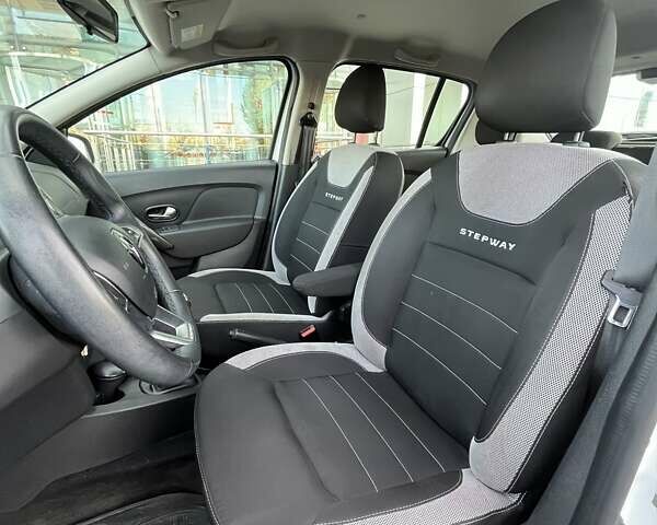 Білий Рено Сандеро СтепВей, об'ємом двигуна 0.9 л та пробігом 79 тис. км за 8164 $, фото 15 на Automoto.ua