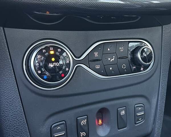 Білий Рено Сандеро СтепВей, об'ємом двигуна 0.9 л та пробігом 77 тис. км за 7974 $, фото 19 на Automoto.ua