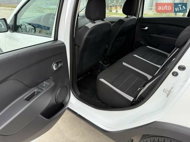 Белый Рено Сандеро СтэпВэй, объемом двигателя 0.9 л и пробегом 84 тыс. км за 9900 $, фото 16 на Automoto.ua