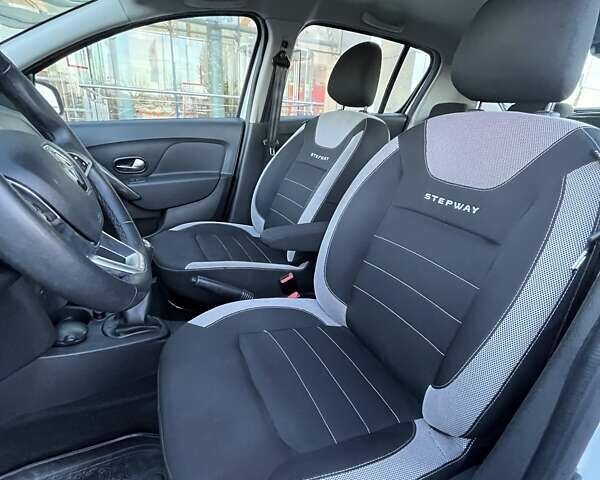 Білий Рено Сандеро СтепВей, об'ємом двигуна 0.9 л та пробігом 77 тис. км за 7974 $, фото 11 на Automoto.ua