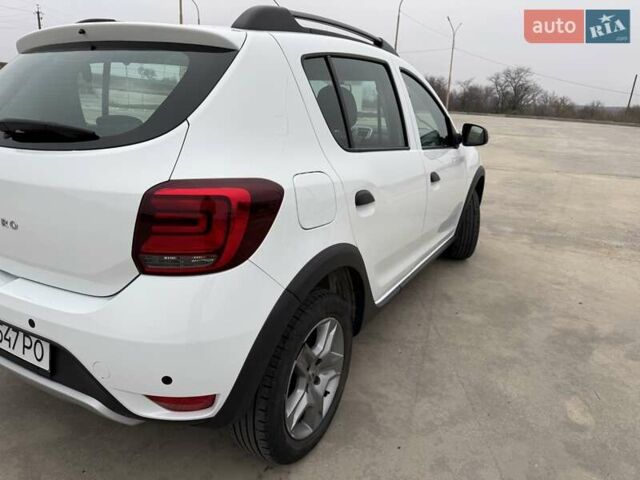 Белый Рено Сандеро СтэпВэй, объемом двигателя 0.9 л и пробегом 84 тыс. км за 9900 $, фото 5 на Automoto.ua