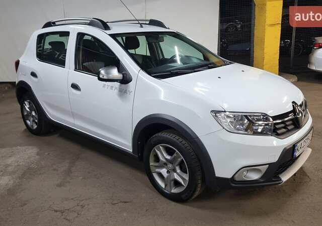 Белый Рено Сандеро СтэпВэй, объемом двигателя 0.9 л и пробегом 83 тыс. км за 8500 $, фото 5 на Automoto.ua