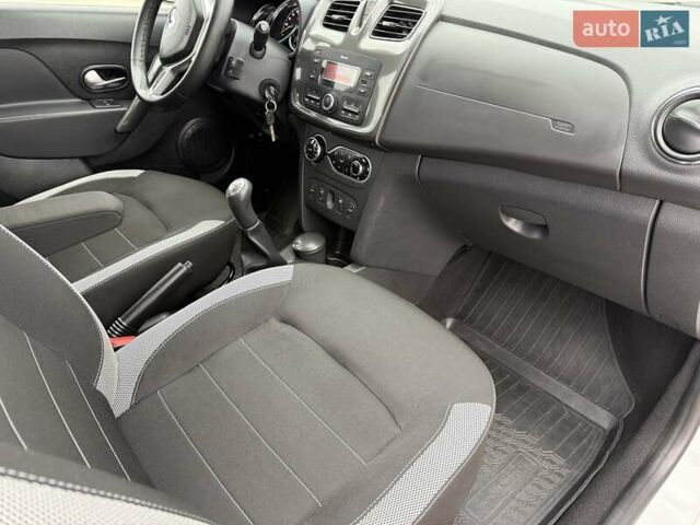 Белый Рено Сандеро СтэпВэй, объемом двигателя 0.9 л и пробегом 84 тыс. км за 9900 $, фото 14 на Automoto.ua