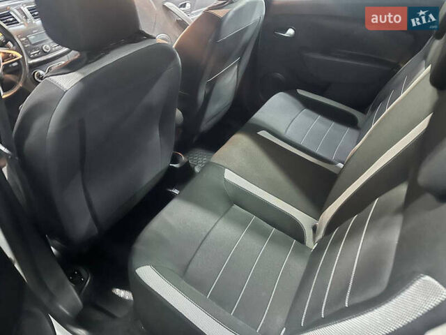 Белый Рено Сандеро СтэпВэй, объемом двигателя 0.9 л и пробегом 103 тыс. км за 8400 $, фото 7 на Automoto.ua