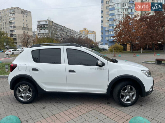 Белый Рено Сандеро СтэпВэй, объемом двигателя 1.46 л и пробегом 66 тыс. км за 12300 $, фото 4 на Automoto.ua