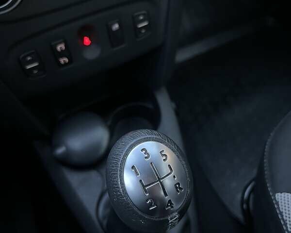 Білий Рено Сандеро СтепВей, об'ємом двигуна 0.9 л та пробігом 77 тис. км за 7974 $, фото 20 на Automoto.ua