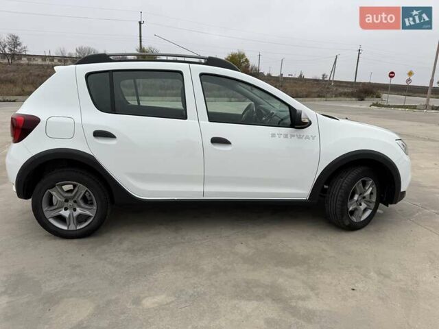 Белый Рено Сандеро СтэпВэй, объемом двигателя 0.9 л и пробегом 84 тыс. км за 9900 $, фото 6 на Automoto.ua
