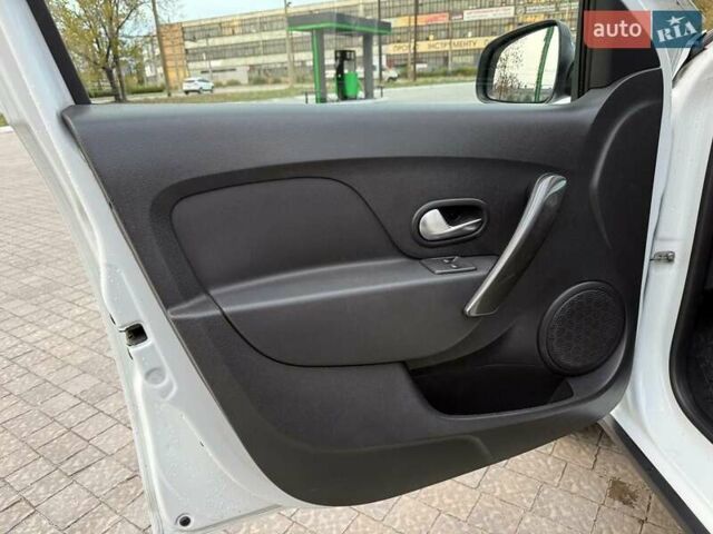 Рено Сандеро СтепВей 2021 у Запоріжжя на Automoto.ua Білий Рено Сандеро СтепВей, об'ємом двигуна 0.9 л та пробігом 110 тис. км за 10699 $, фото 8 на Automoto.ua