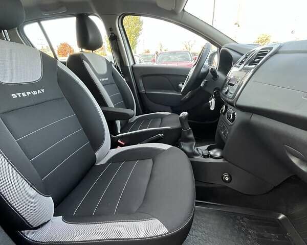 Білий Рено Сандеро СтепВей, об'ємом двигуна 0.9 л та пробігом 79 тис. км за 8164 $, фото 12 на Automoto.ua