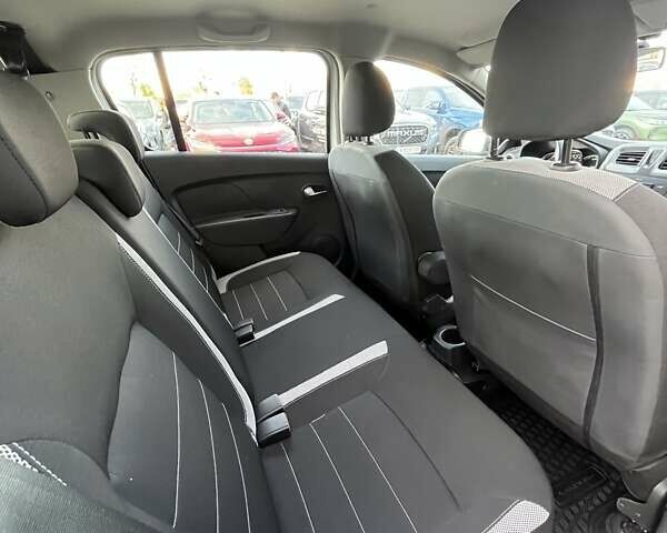 Білий Рено Сандеро СтепВей, об'ємом двигуна 0.9 л та пробігом 79 тис. км за 8164 $, фото 11 на Automoto.ua