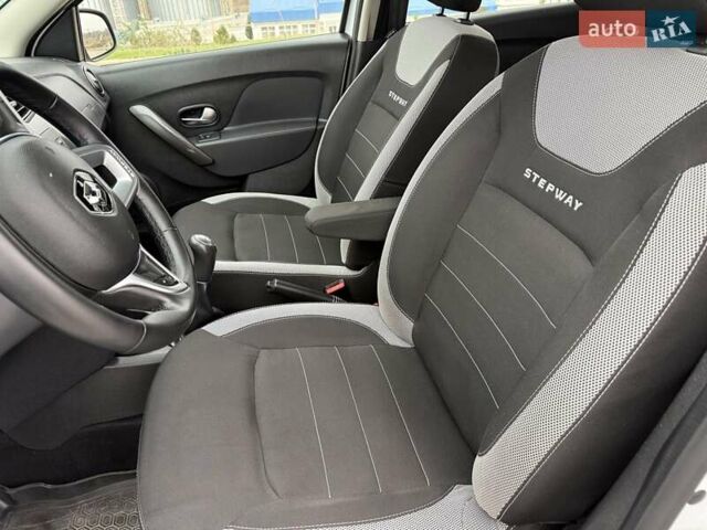 Белый Рено Сандеро СтэпВэй, объемом двигателя 0.9 л и пробегом 84 тыс. км за 9900 $, фото 19 на Automoto.ua