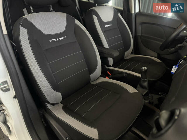 Белый Рено Сандеро СтэпВэй, объемом двигателя 0.9 л и пробегом 99 тыс. км за 8999 $, фото 14 на Automoto.ua