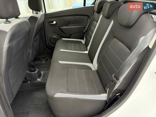 Белый Рено Сандеро СтэпВэй, объемом двигателя 0.9 л и пробегом 84 тыс. км за 9900 $, фото 17 на Automoto.ua