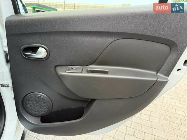 Рено Сандеро СтепВей 2021 у Запоріжжя на Automoto.ua Білий Рено Сандеро СтепВей, об'ємом двигуна 0.9 л та пробігом 110 тис. км за 10699 $, фото 11 на Automoto.ua