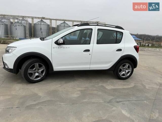 Белый Рено Сандеро СтэпВэй, объемом двигателя 0.9 л и пробегом 84 тыс. км за 9900 $, фото 1 на Automoto.ua