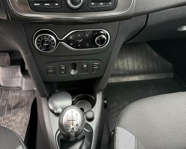 Белый Рено Сандеро СтэпВэй, объемом двигателя 0.9 л и пробегом 84 тыс. км за 9900 $, фото 26 на Automoto.ua