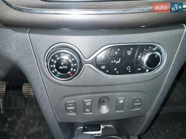 Белый Рено Сандеро СтэпВэй, объемом двигателя 0.9 л и пробегом 103 тыс. км за 8400 $, фото 4 на Automoto.ua