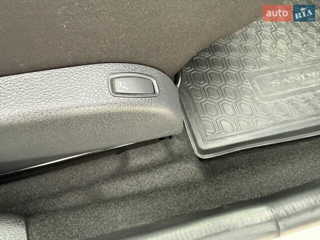 Белый Рено Сандеро СтэпВэй, объемом двигателя 0.9 л и пробегом 84 тыс. км за 9900 $, фото 15 на Automoto.ua