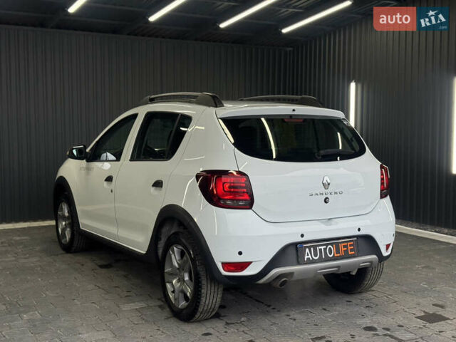 Белый Рено Сандеро СтэпВэй, объемом двигателя 0.9 л и пробегом 99 тыс. км за 8999 $, фото 4 на Automoto.ua