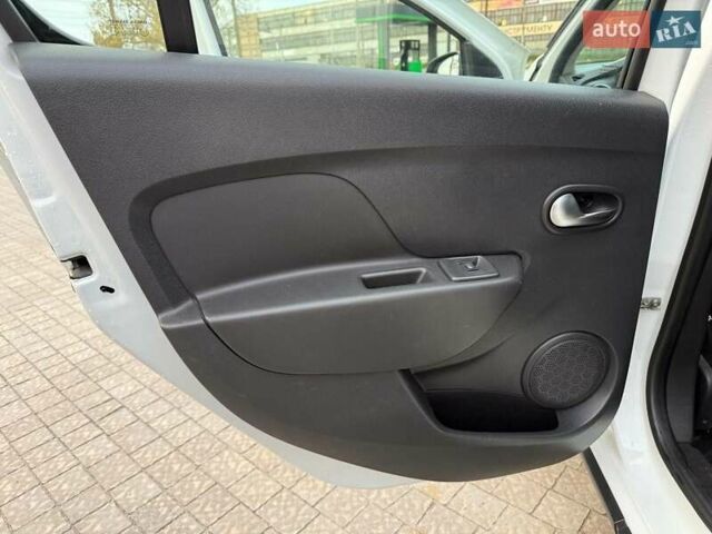 Рено Сандеро СтепВей 2021 у Запоріжжя на Automoto.ua Білий Рено Сандеро СтепВей, об'ємом двигуна 0.9 л та пробігом 110 тис. км за 10699 $, фото 9 на Automoto.ua