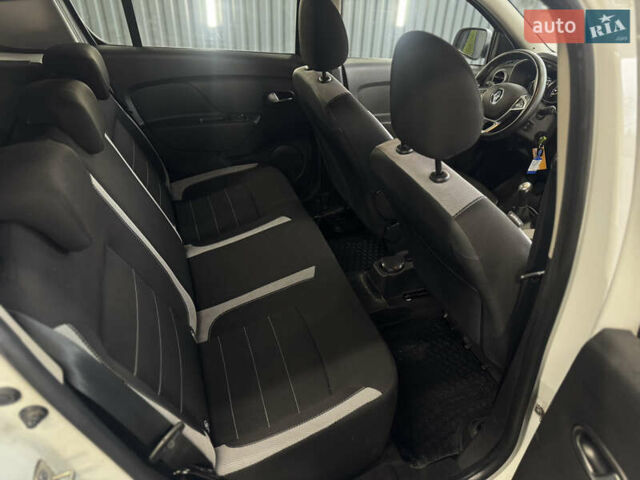 Белый Рено Сандеро СтэпВэй, объемом двигателя 0.9 л и пробегом 99 тыс. км за 8999 $, фото 16 на Automoto.ua