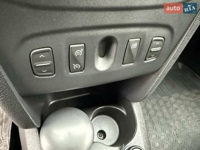 Белый Рено Сандеро СтэпВэй, объемом двигателя 0.9 л и пробегом 84 тыс. км за 9900 $, фото 27 на Automoto.ua