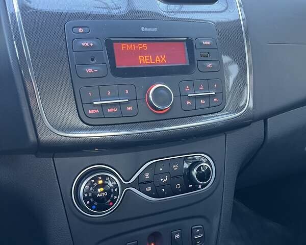 Білий Рено Сандеро СтепВей, об'ємом двигуна 0.9 л та пробігом 77 тис. км за 7974 $, фото 18 на Automoto.ua