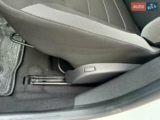 Рено Сандеро СтепВей 2021 у Запоріжжя на Automoto.ua Білий Рено Сандеро СтепВей, об'ємом двигуна 0.9 л та пробігом 110 тис. км за 10699 $, фото 24 на Automoto.ua