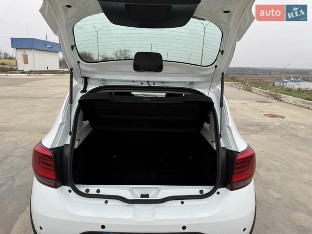 Белый Рено Сандеро СтэпВэй, объемом двигателя 0.9 л и пробегом 84 тыс. км за 9900 $, фото 8 на Automoto.ua