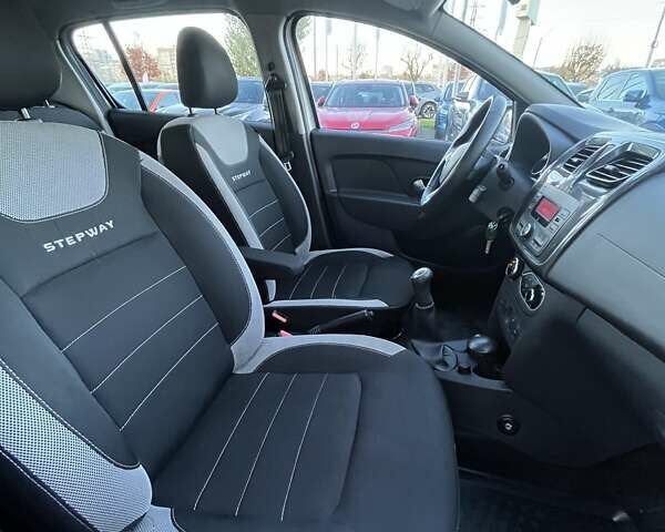 Білий Рено Сандеро СтепВей, об'ємом двигуна 0.9 л та пробігом 77 тис. км за 7974 $, фото 15 на Automoto.ua