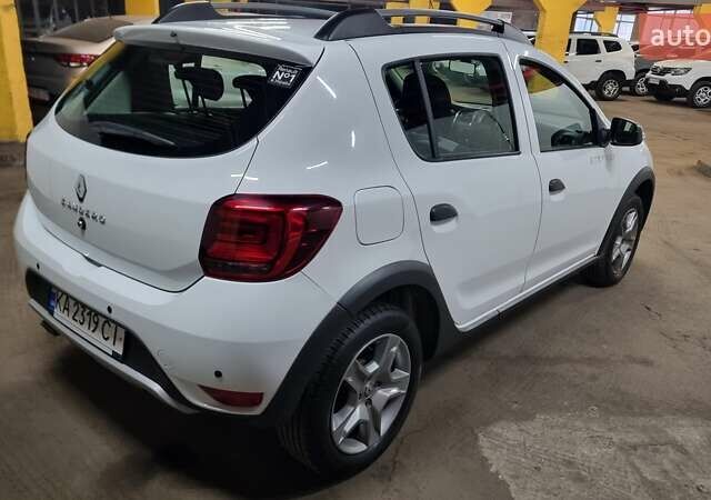 Белый Рено Сандеро СтэпВэй, объемом двигателя 0.9 л и пробегом 83 тыс. км за 8500 $, фото 4 на Automoto.ua