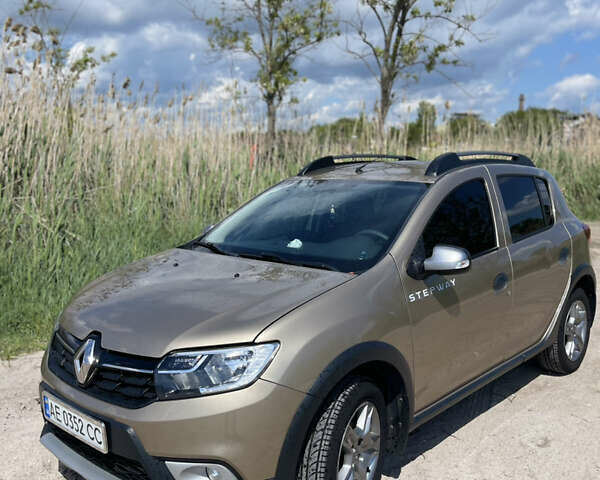 Бежевий Рено Сандеро СтепВей, об'ємом двигуна 0.9 л та пробігом 75 тис. км за 11199 $, фото 6 на Automoto.ua