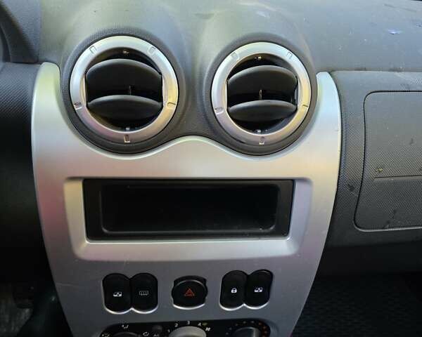 Черный Рено Сандеро СтэпВэй, объемом двигателя 1.6 л и пробегом 31 тыс. км за 8098 $, фото 5 на Automoto.ua